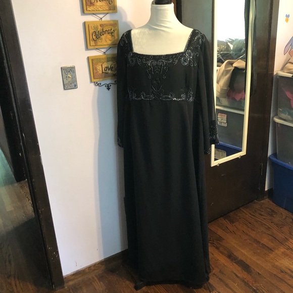 Black gown - Picture 5 of 12